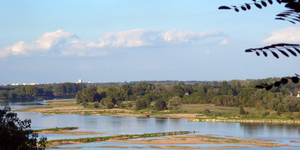 Vue sur la rivière « La Loire » (Vallée de la Loire, France) de la maison où Cassini Corinne a grandi. Photo: Cassini