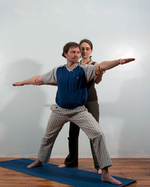 Corinne Cassini travaillant sur un guerrier pose (Yoga) avec un étudiant Alexander au cours d'une leçon. Photo: Eugene Neduv